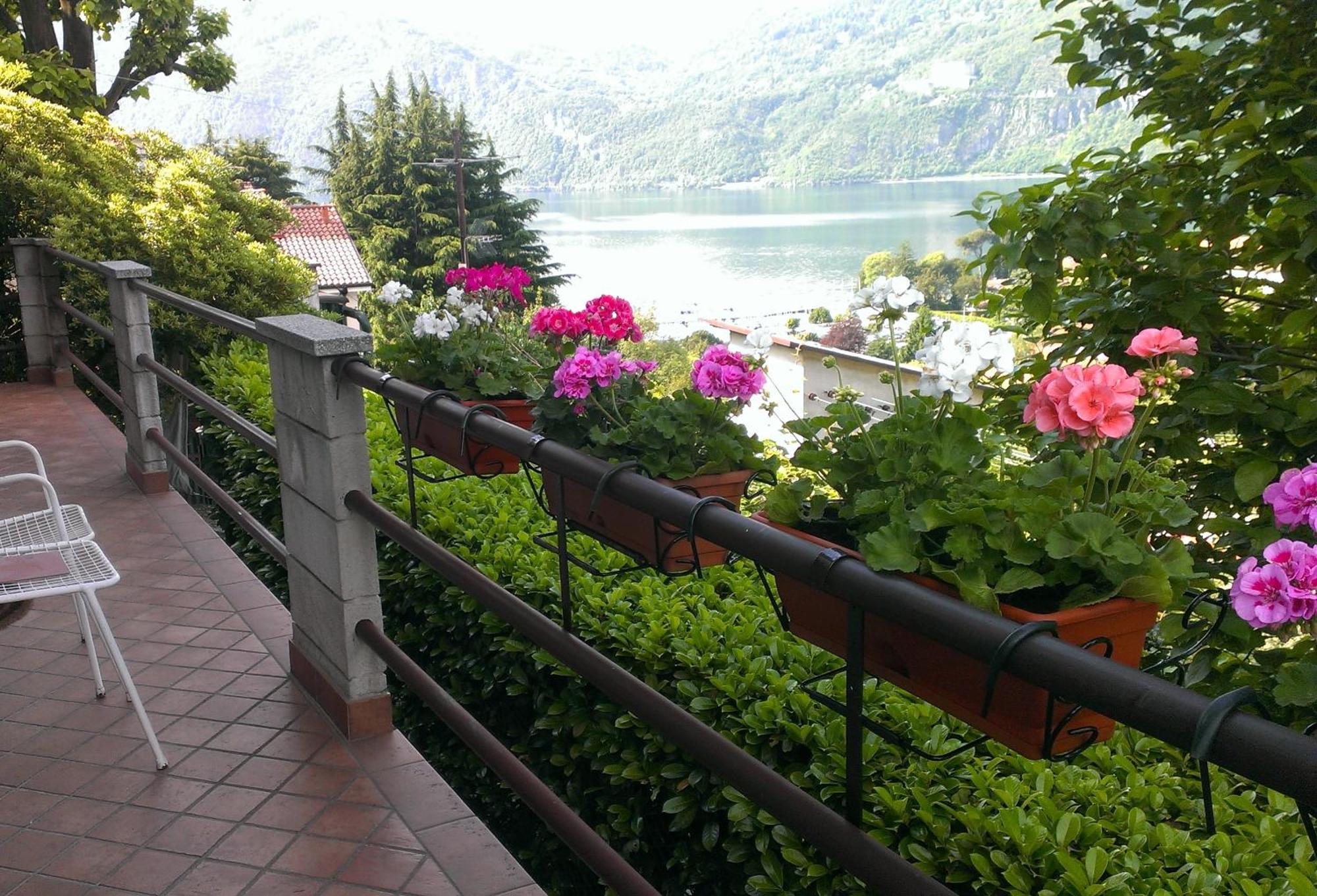 Lake And Guzzi View - Holiday Home Mandello del Lario Bagian luar foto